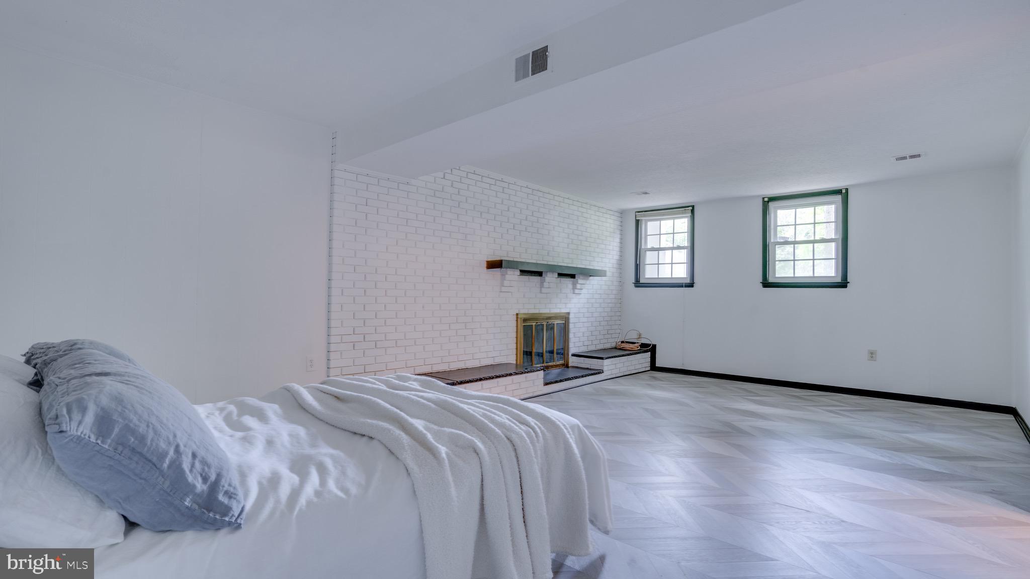 CHALET WOODS - Residential Lease