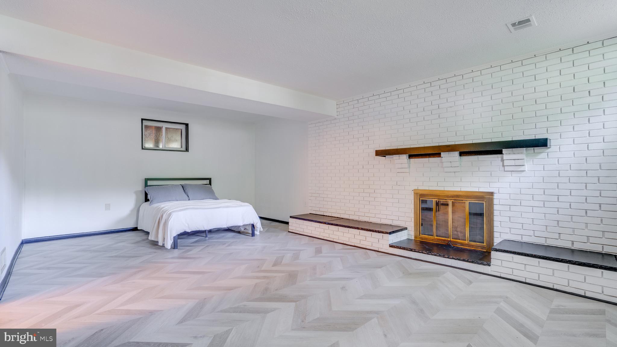 CHALET WOODS - Residential Lease