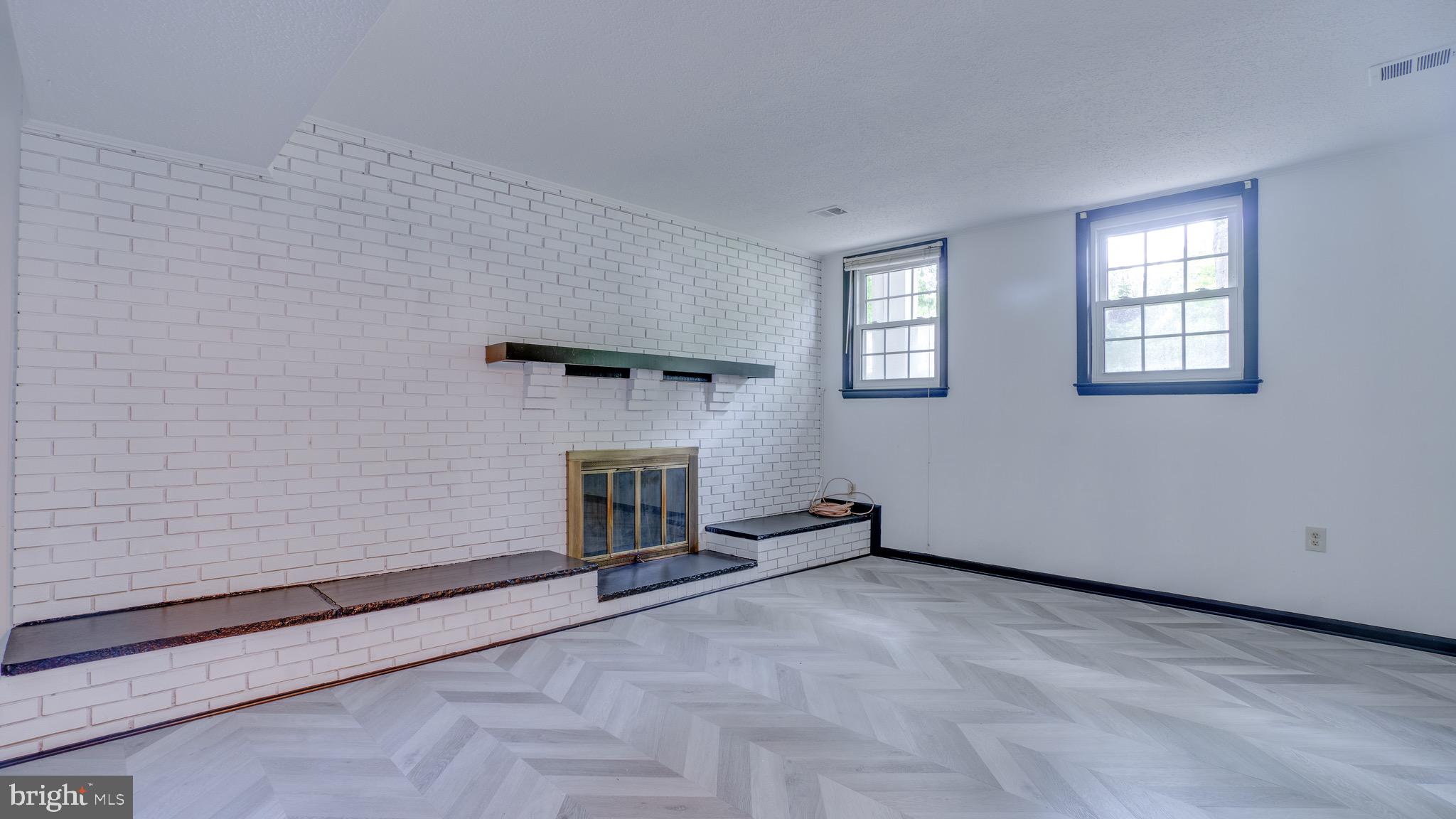 CHALET WOODS - Residential Lease