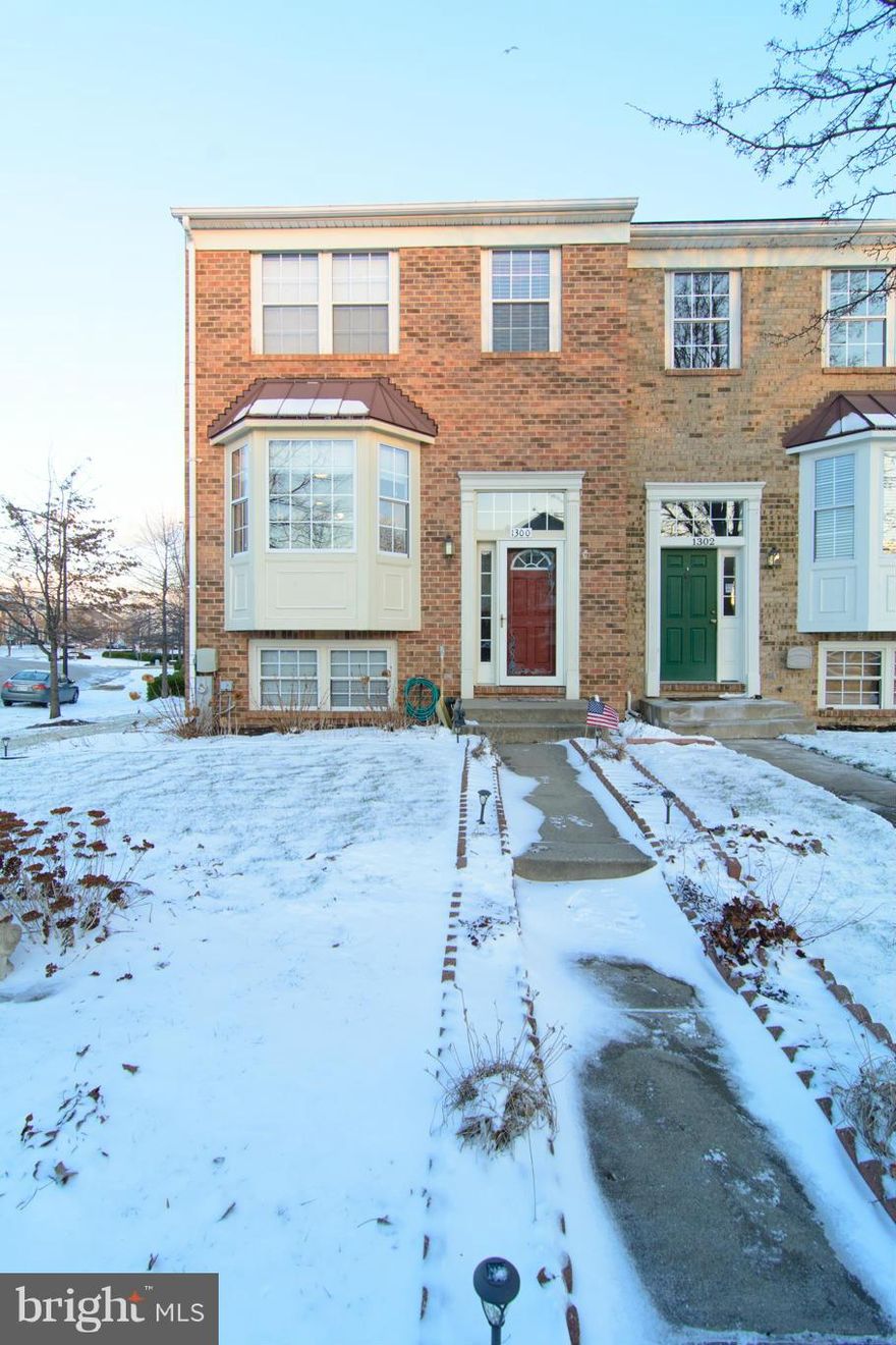 GORGEOUS!  Remodeled end unit, NEW kitchen w/Granite, Mocha Cabinets, Ceramic Flooring, Hardwood Flooring, NEW carpet, NEW powder room, Move-in Ready!  Master Bedroom features LOFT, Walk-in Closet, Cathedral Ceiling, Extra Windows.  This is an absolute dream home with limited waterview and fantastic community amenities. 3% and 5% down conventional financing available!