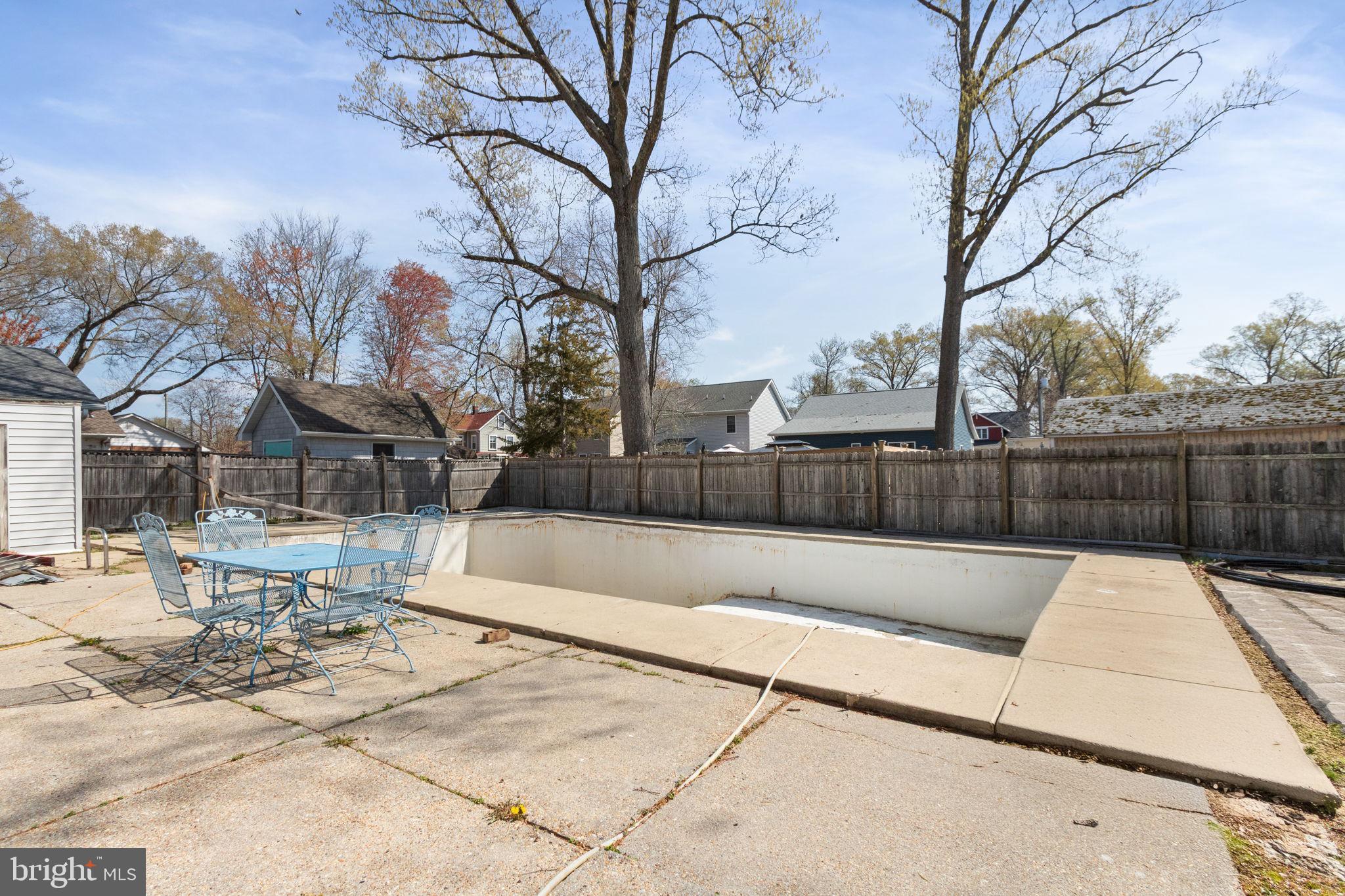 COLONIAL BEACH - Residential