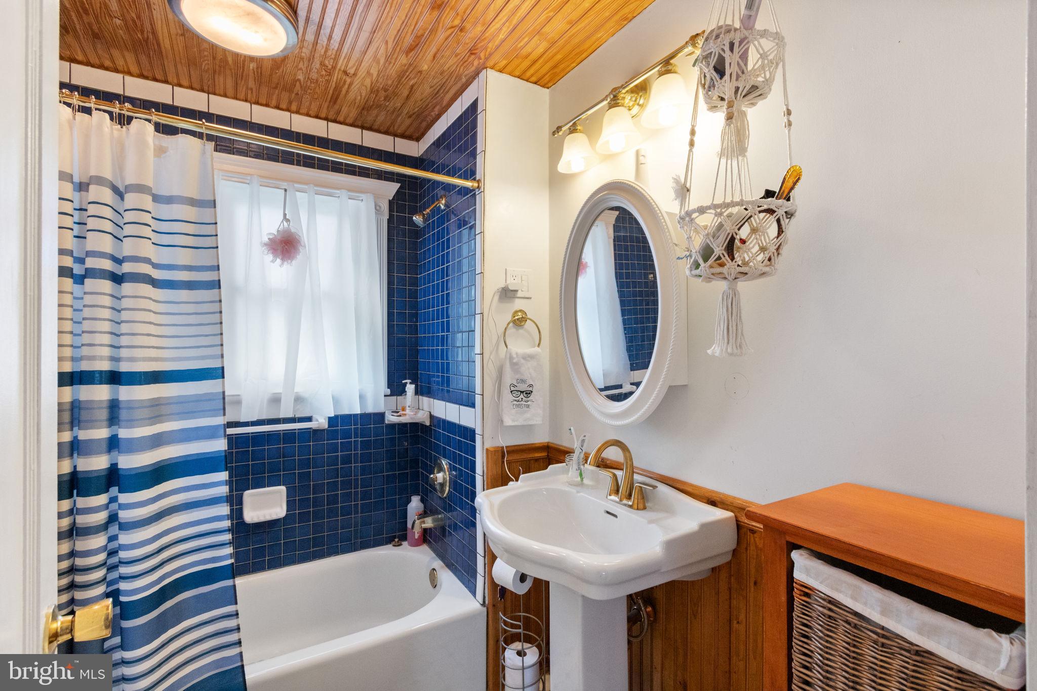 COLONIAL BEACH - Residential