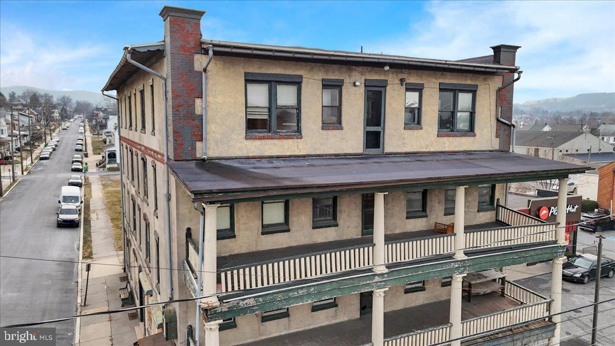 Main image without alt text