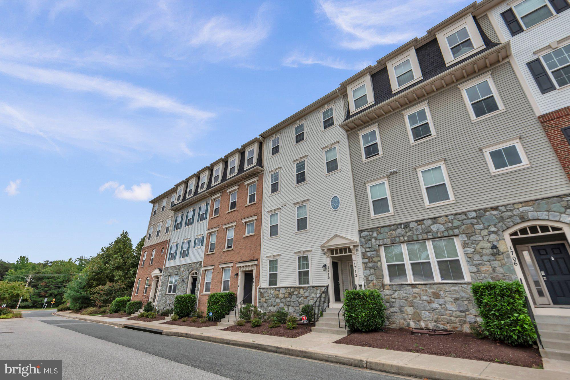 1712 FIELDSTONE COURT