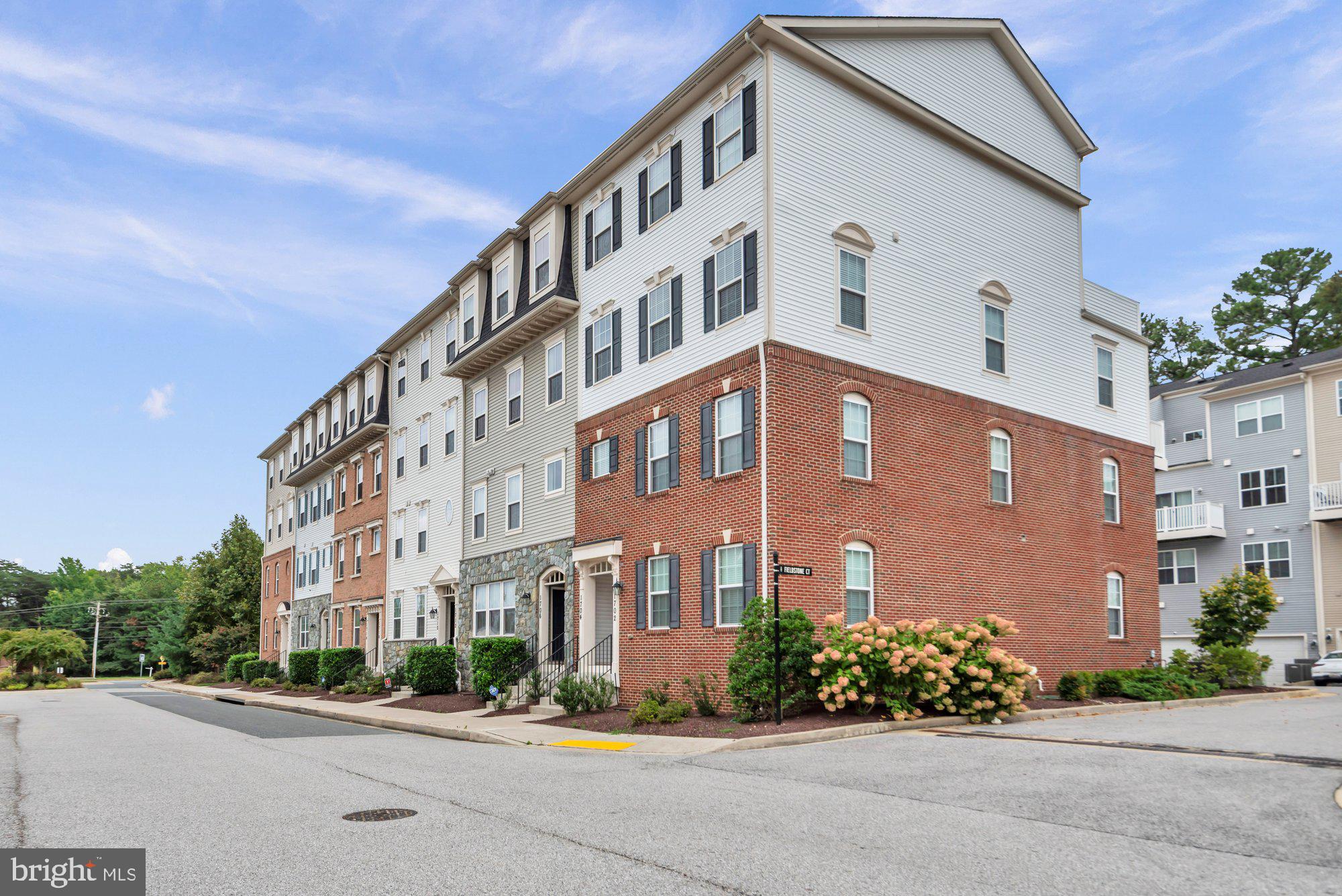 1712 FIELDSTONE COURT