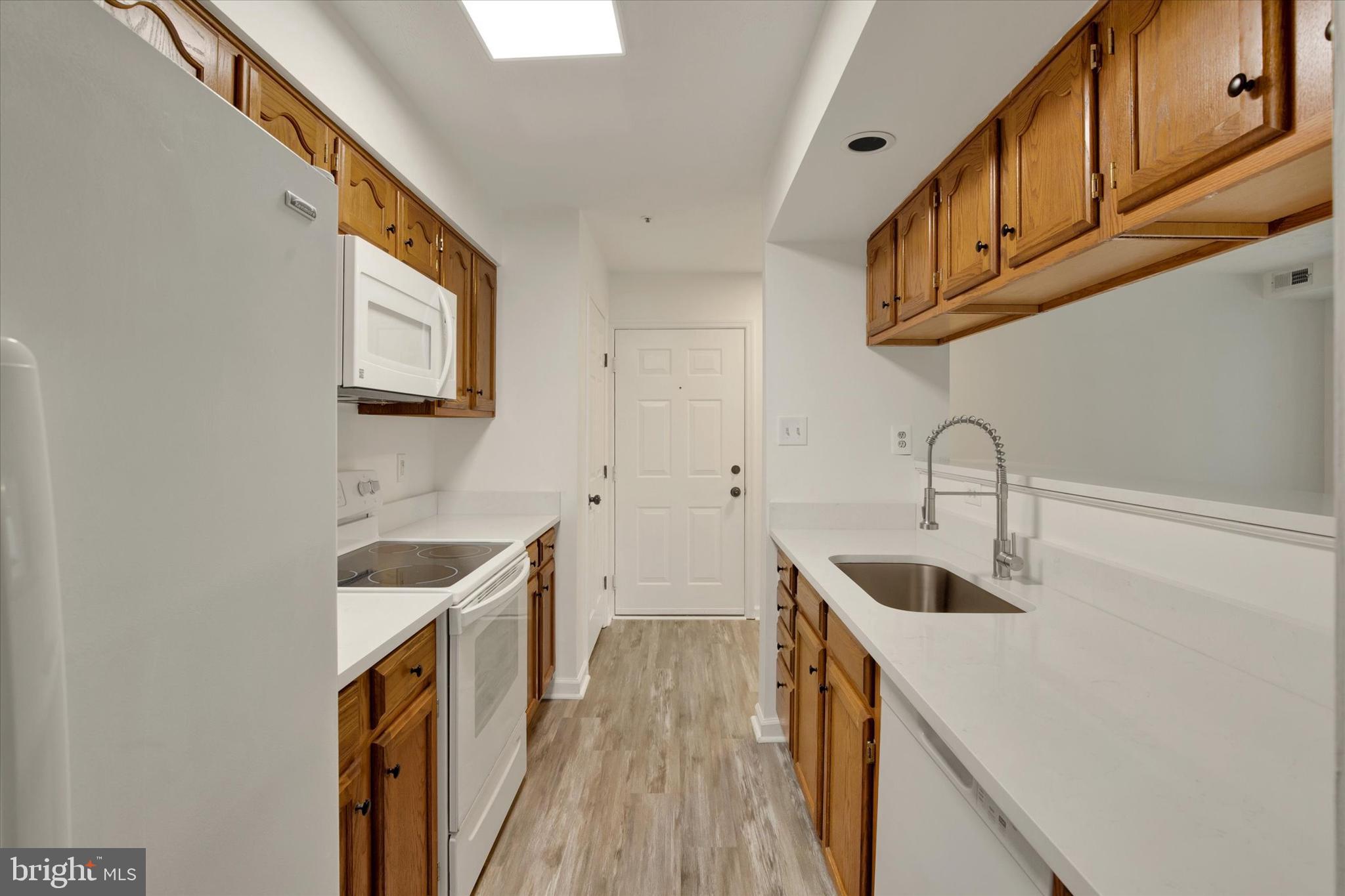 9101 LINCOLNSHIRE COURT E E