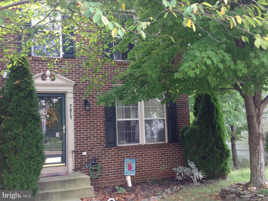 Spacious brick front end unit in Greenhill Crossing.  Backs to common area, offers 3 bedrooms, 2.5 baths, large living room, eat-in kitchen with island, family room with oak & marble gas firplace, huge master BR /vaulted ceiling & luxury bath, full w/o basement -great for storage. Recent improvements include new roof, appliances, hot water heater and hardwood floors.