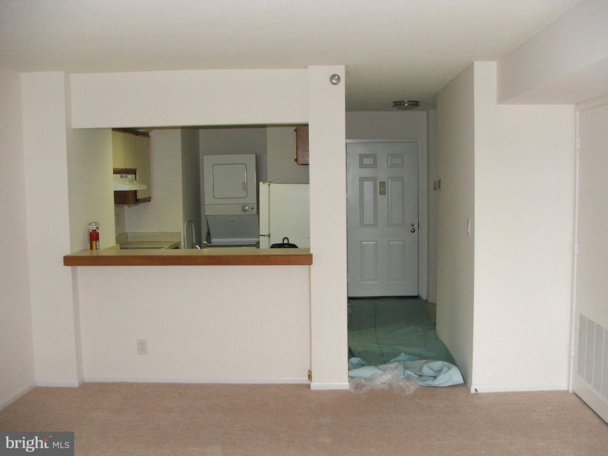 Location/Location/Location!!! Easy access to Ballston Metro stop (just around the corner*1 bedroom/1 bath 10th floor condo*Exercise room*Small storage bin*Close to George Mason Law School*shopping*Metro*RT66*Restaurants*