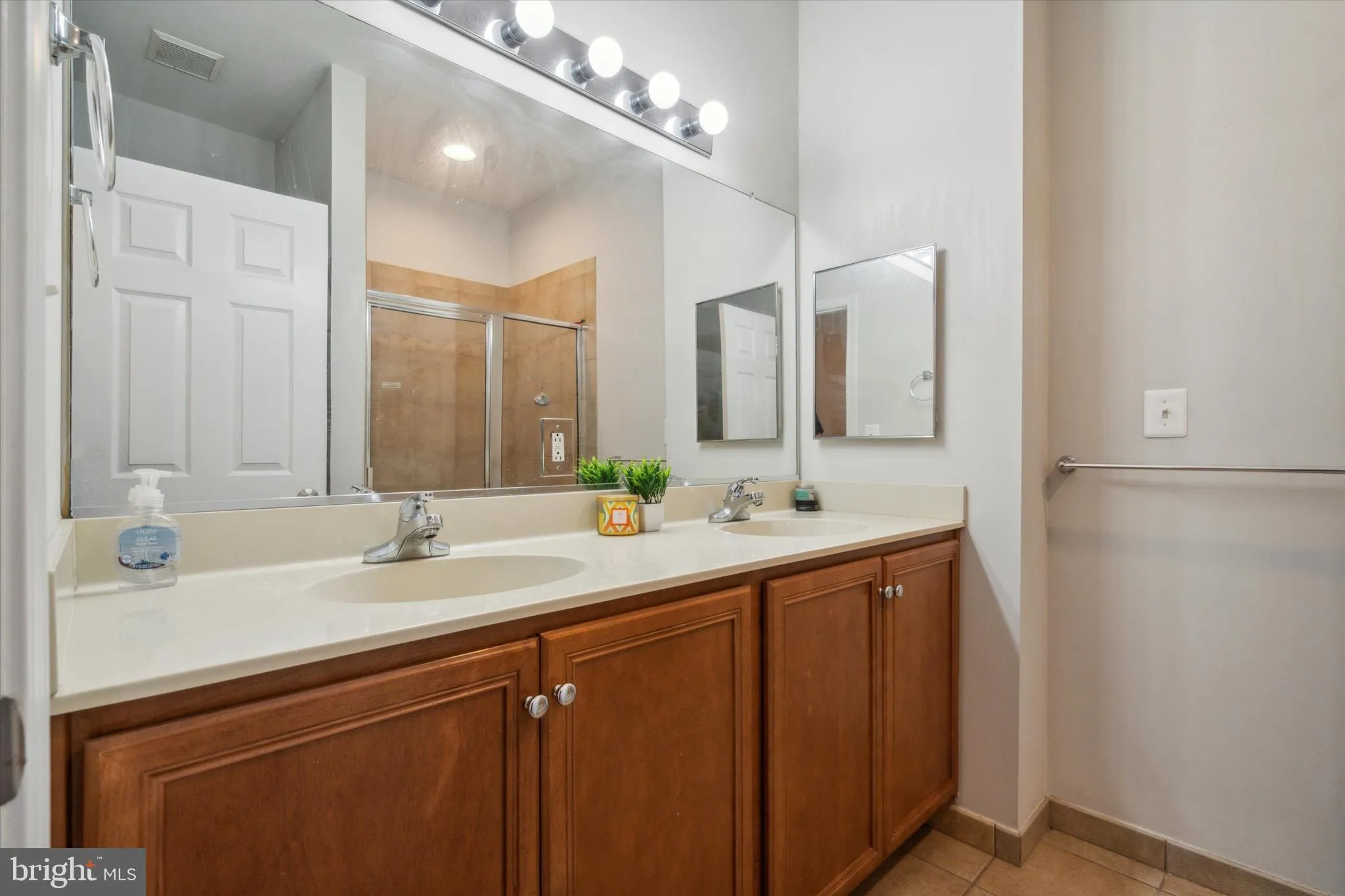Philadelphia, Pennsylvania 19121, United States, 2 Bedrooms Bedrooms, ,2 BathroomsBathrooms,Residential,Contingent,41917
