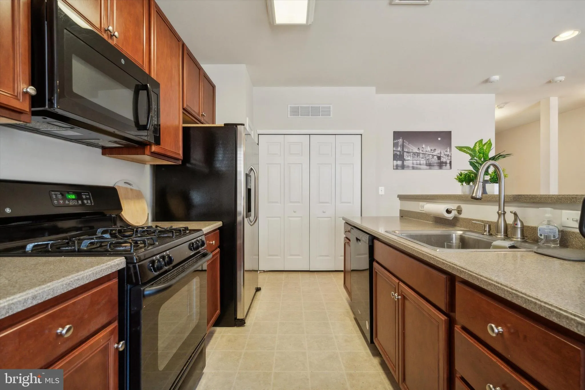 Philadelphia, Pennsylvania 19121, United States, 2 Bedrooms Bedrooms, ,2 BathroomsBathrooms,Residential,Contingent,41917