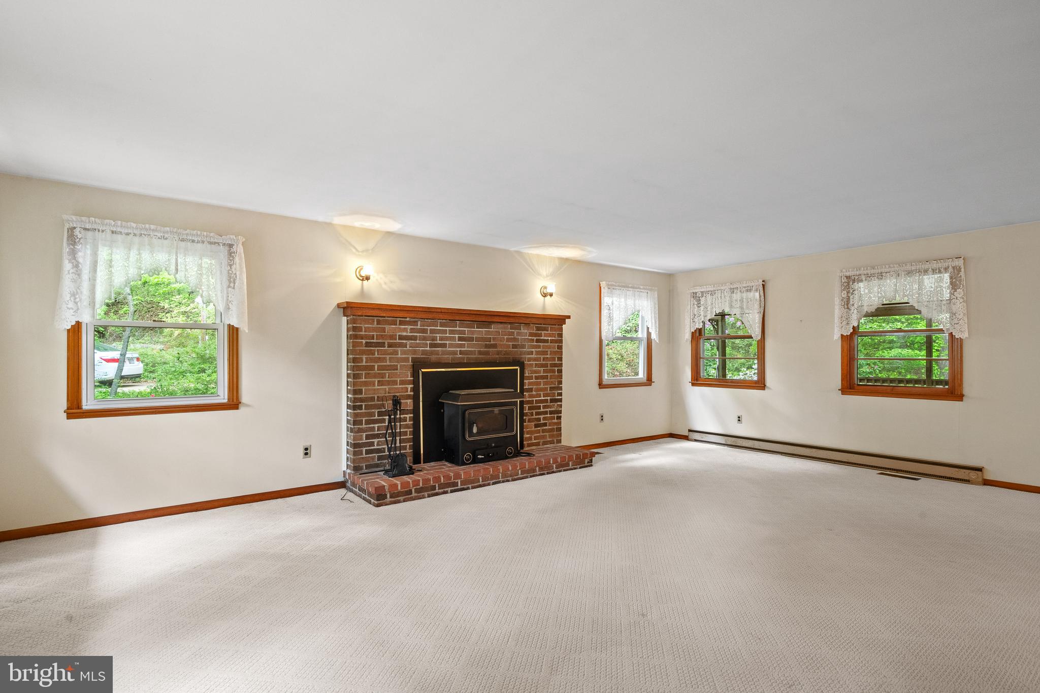 908 WOODWARD LANE