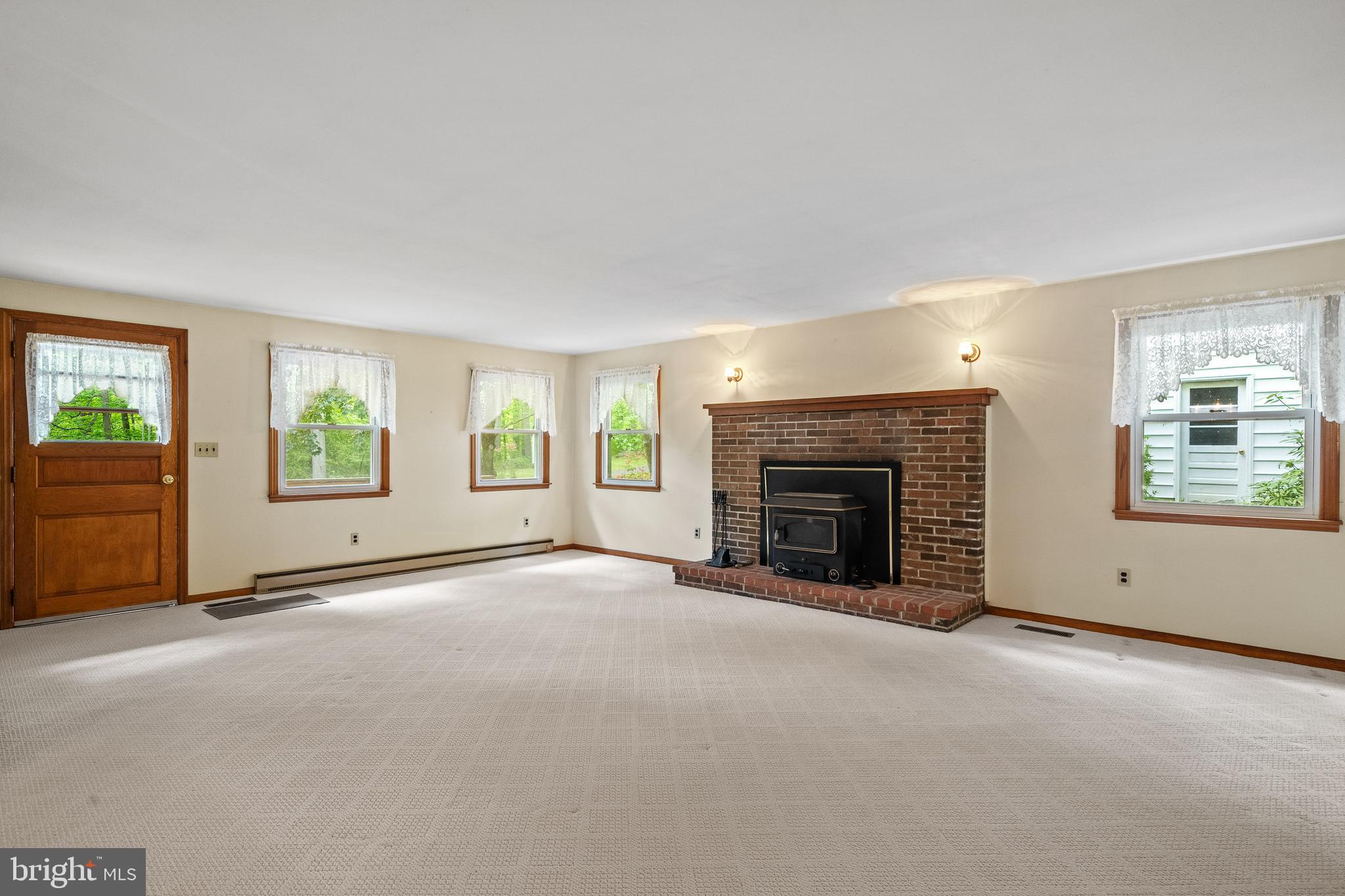 908 WOODWARD LANE