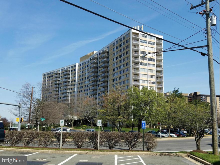 Spacious corner unit close to all major Highways 95, 495, pentagon, down town.one garage parking. All utilities  included in the condo fees. Tenant occupied, lease expire 06/30/2017