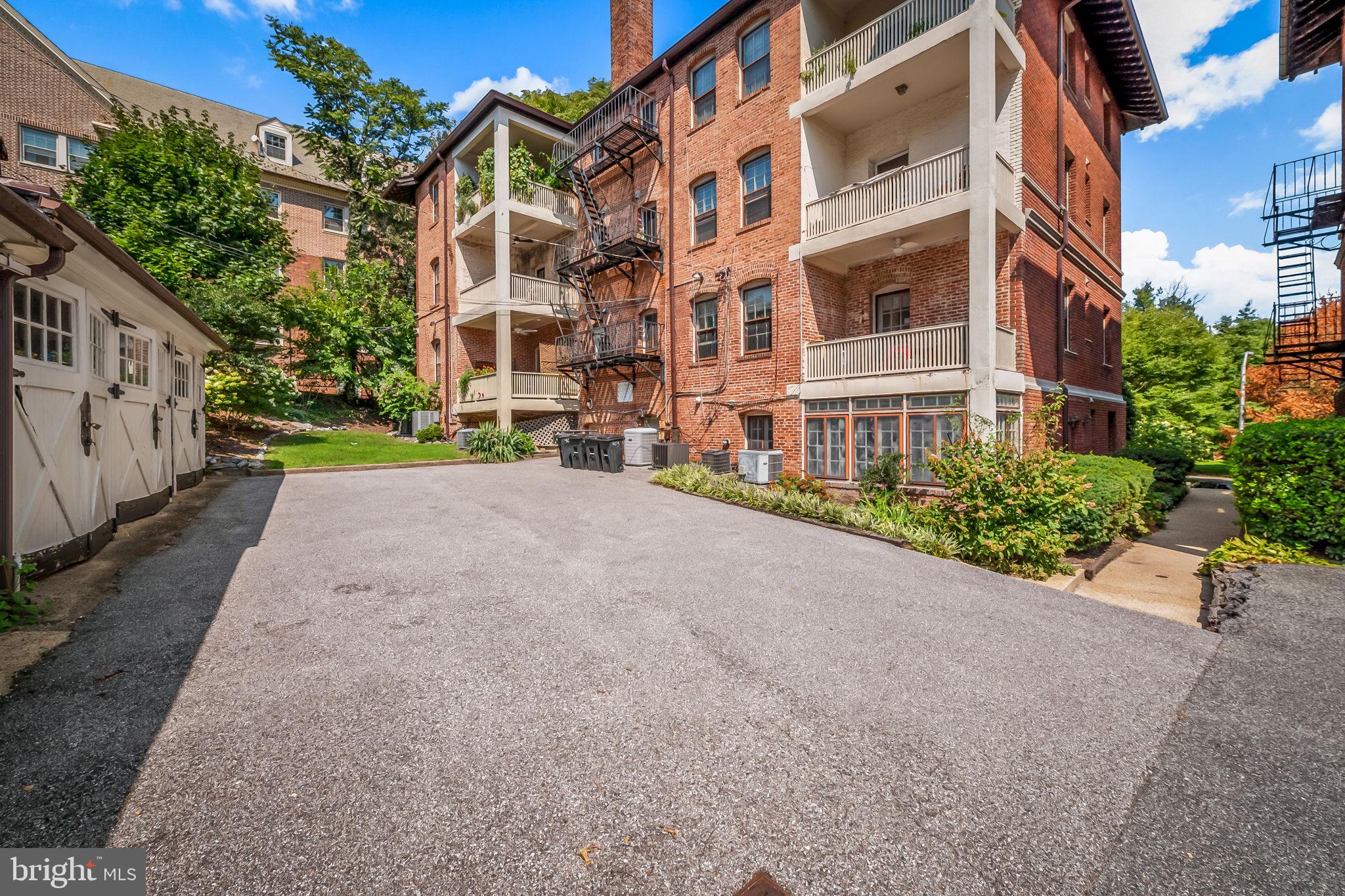 ROLAND PARK - Residential