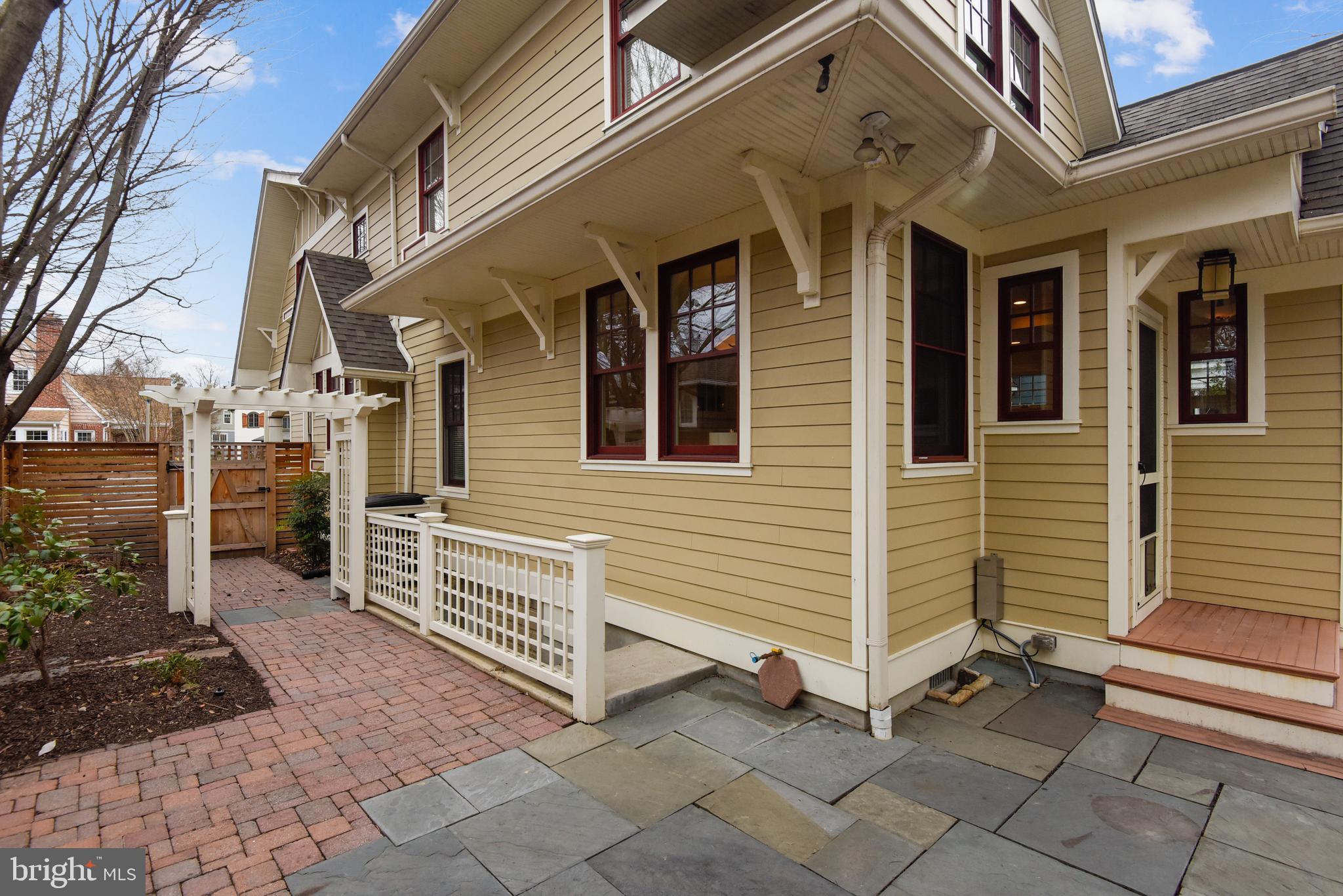 LYON VILLAGE - Residential