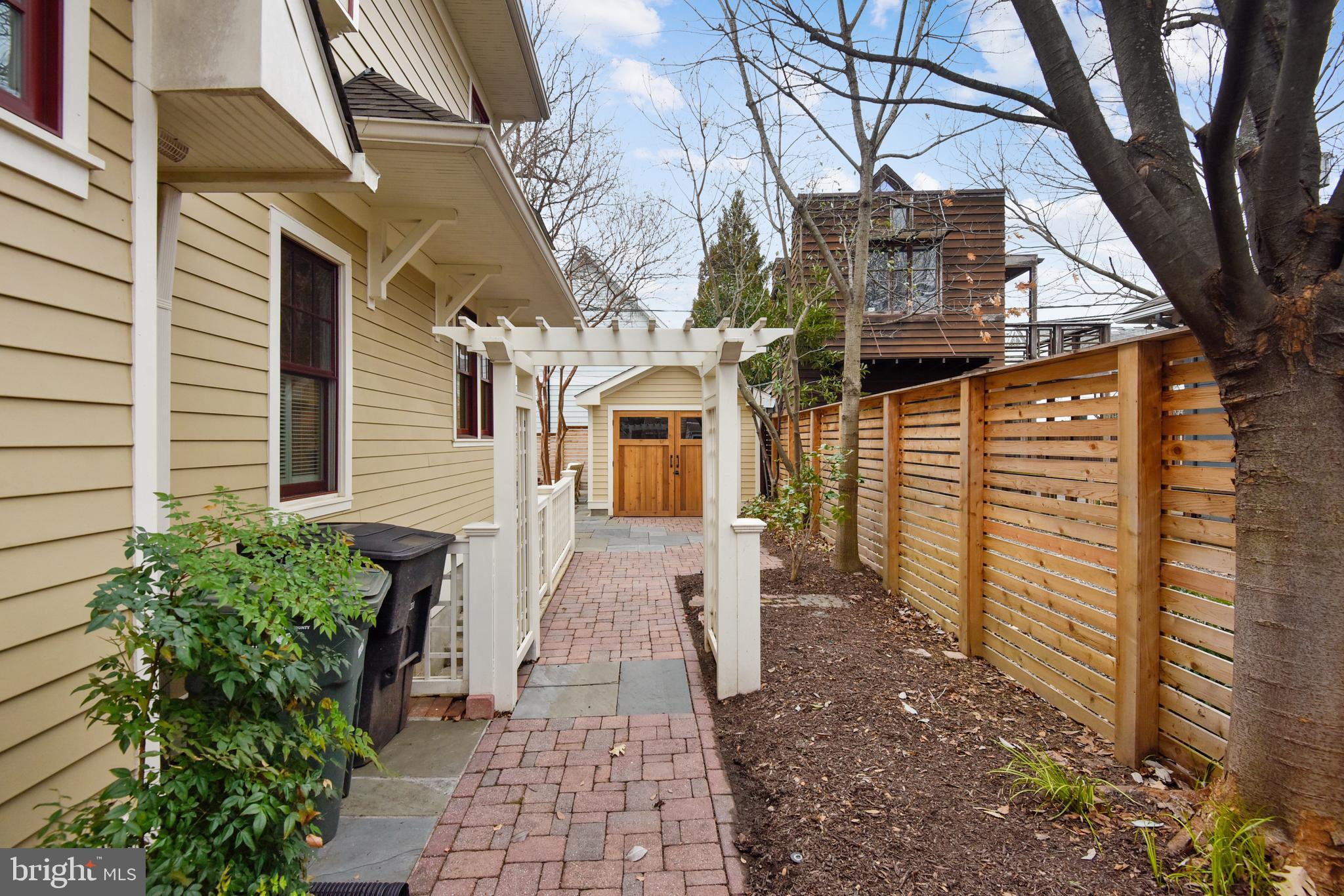 LYON VILLAGE - Residential