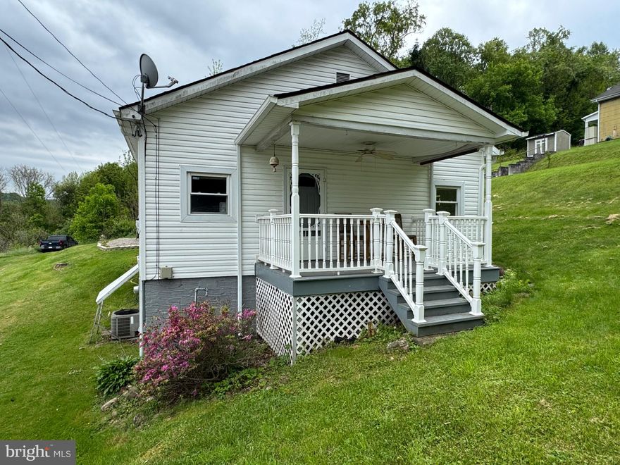 Move in ready home in Greene country. River access, bike/walking trail, restaurants and a bookstore within minutes. Please reach out anytime with questions. The listing agent is the owner.