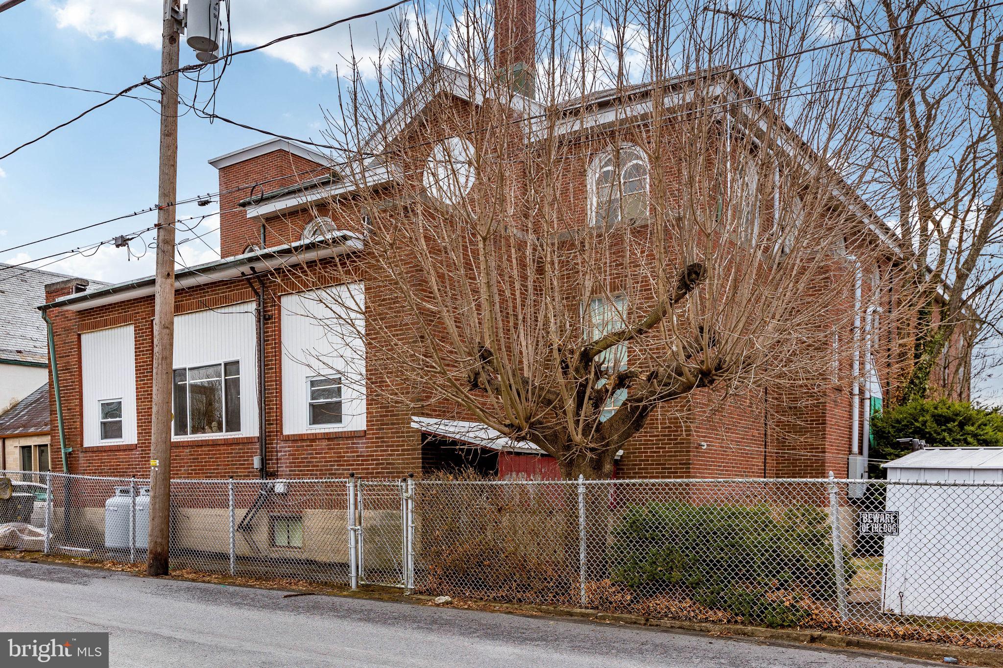 Main image without alt text