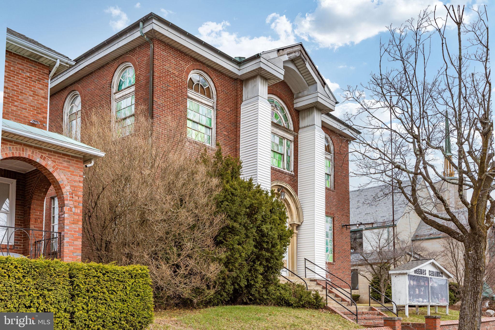 Main image without alt text