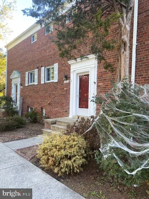 1919 N Quaker Lane, Alexandria, VA 22302