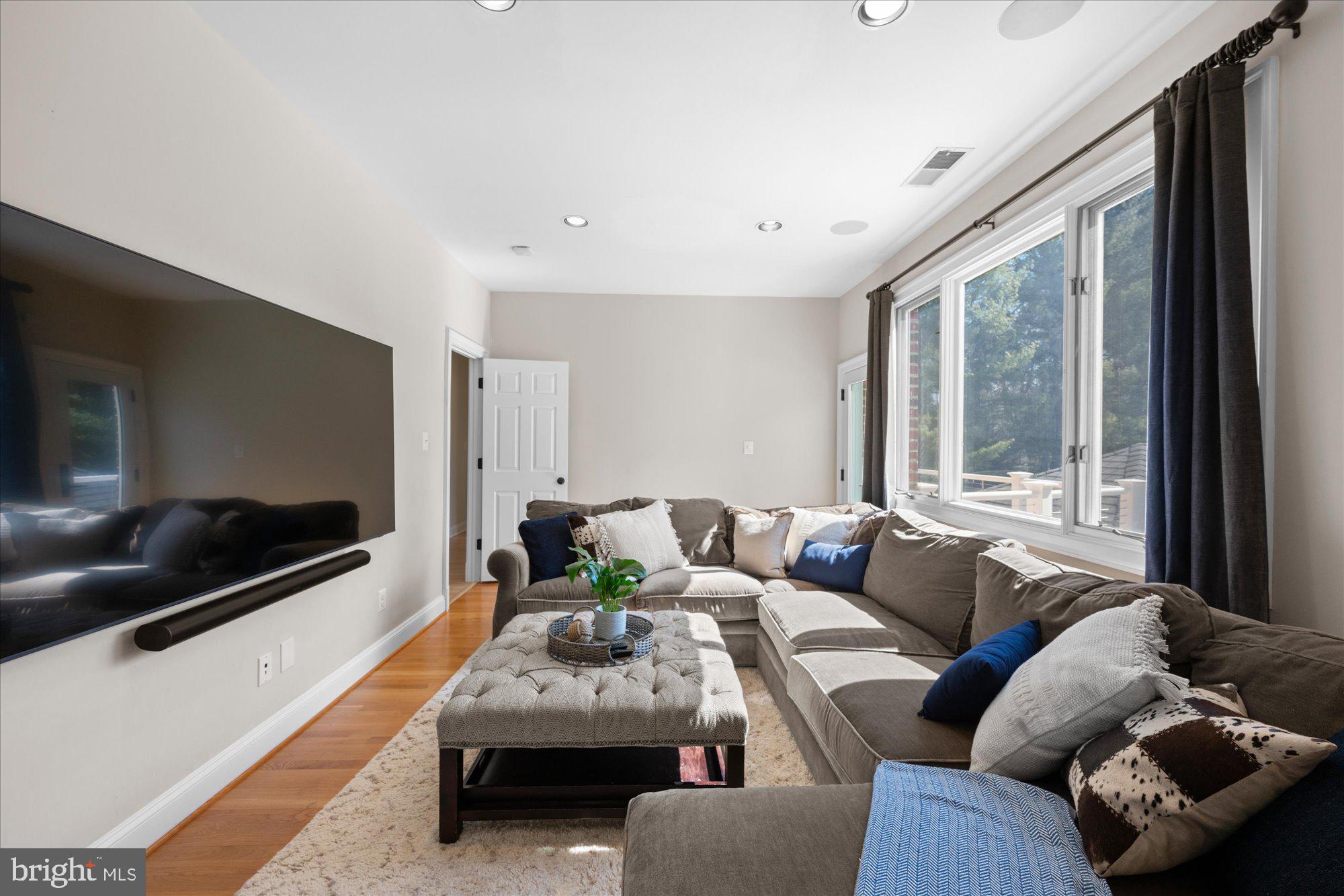 POTOMAC OUTSIDE - Residential