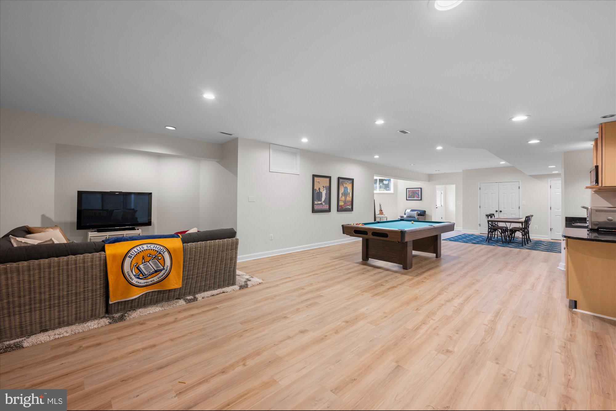 POTOMAC OUTSIDE - Residential