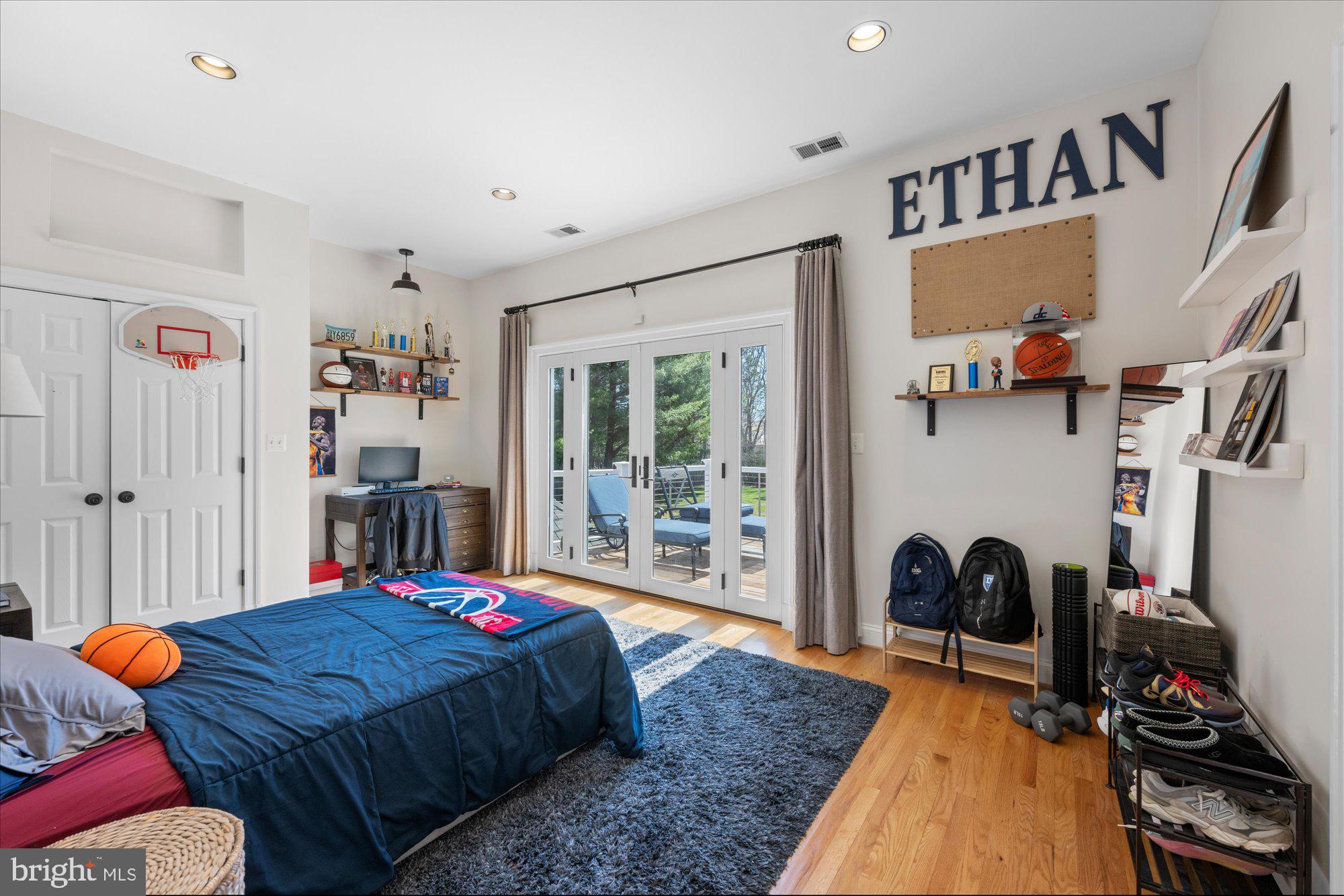 POTOMAC OUTSIDE - Residential