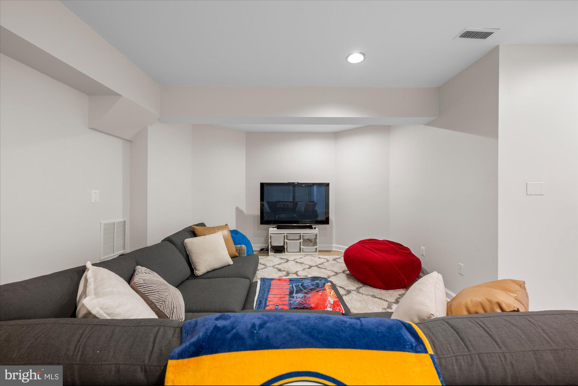 POTOMAC OUTSIDE - Residential