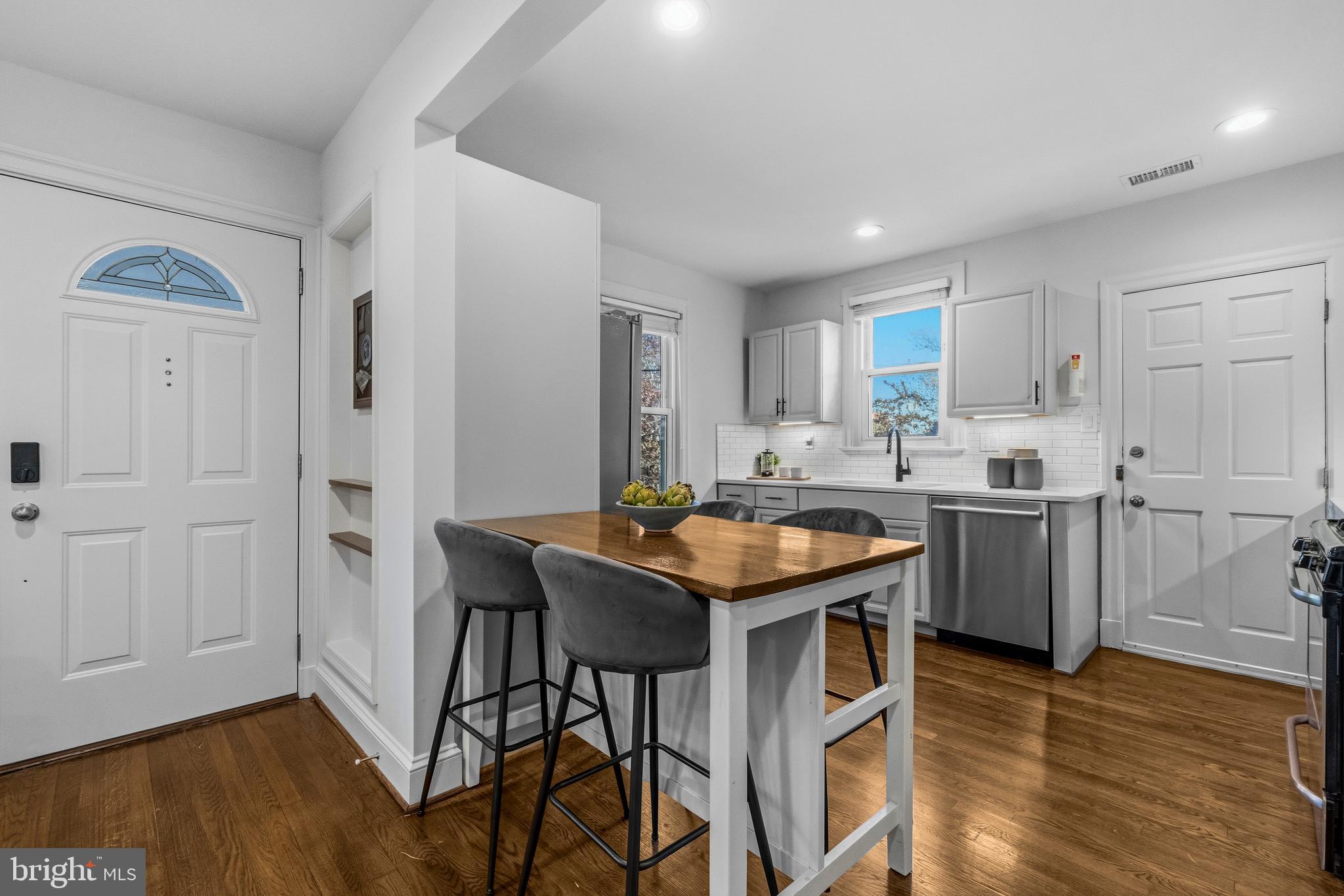 3731 OAKVIEW TERRACE NE