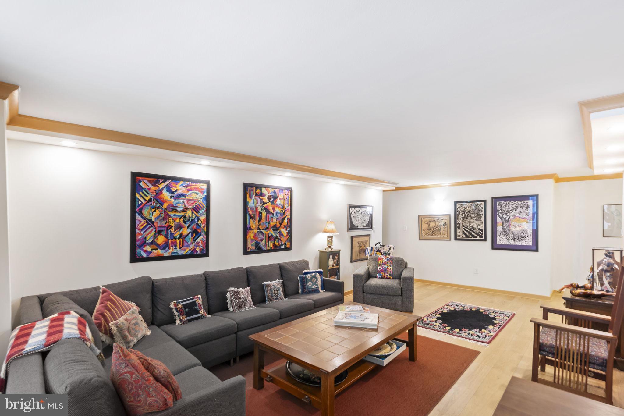 LOGAN SQUARE - Residential