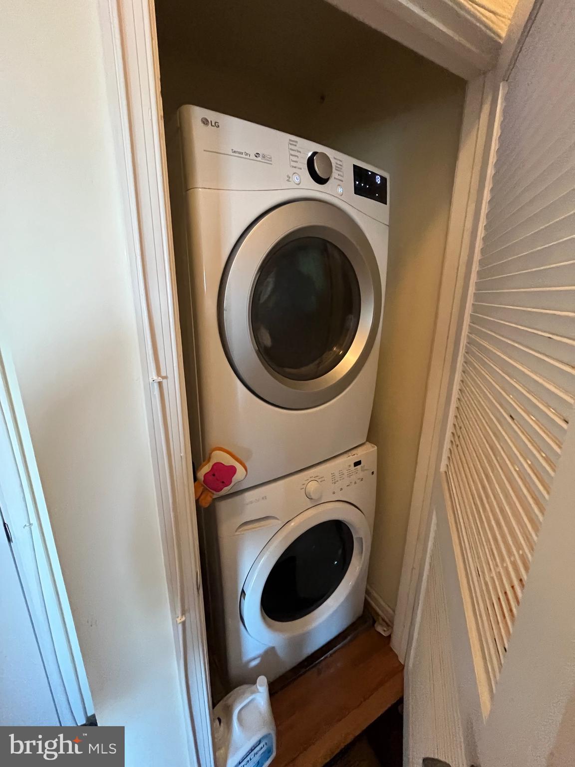 UNIVERSITY CITY - Residential Income