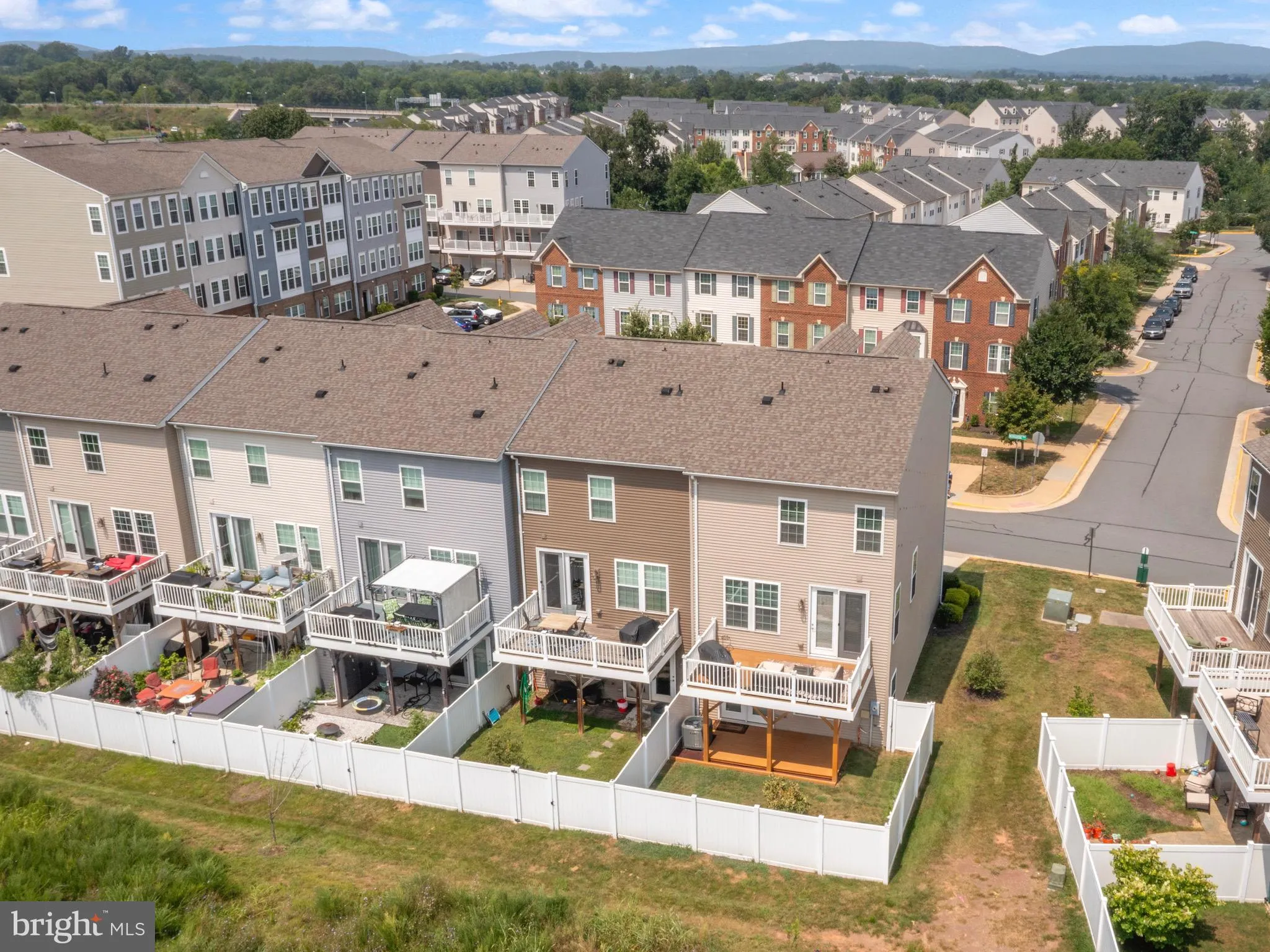 Gainesville, Virginia 20155, United States, 3 Bedrooms Bedrooms, ,4 BathroomsBathrooms,Residential,Pending,188819