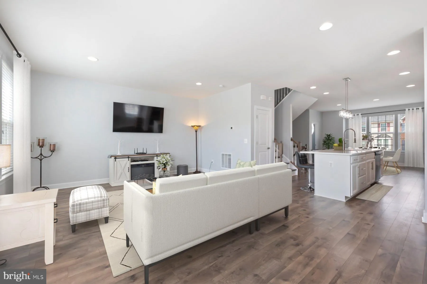 Gainesville, Virginia 20155, United States, 3 Bedrooms Bedrooms, ,4 BathroomsBathrooms,Residential,Pending,188819