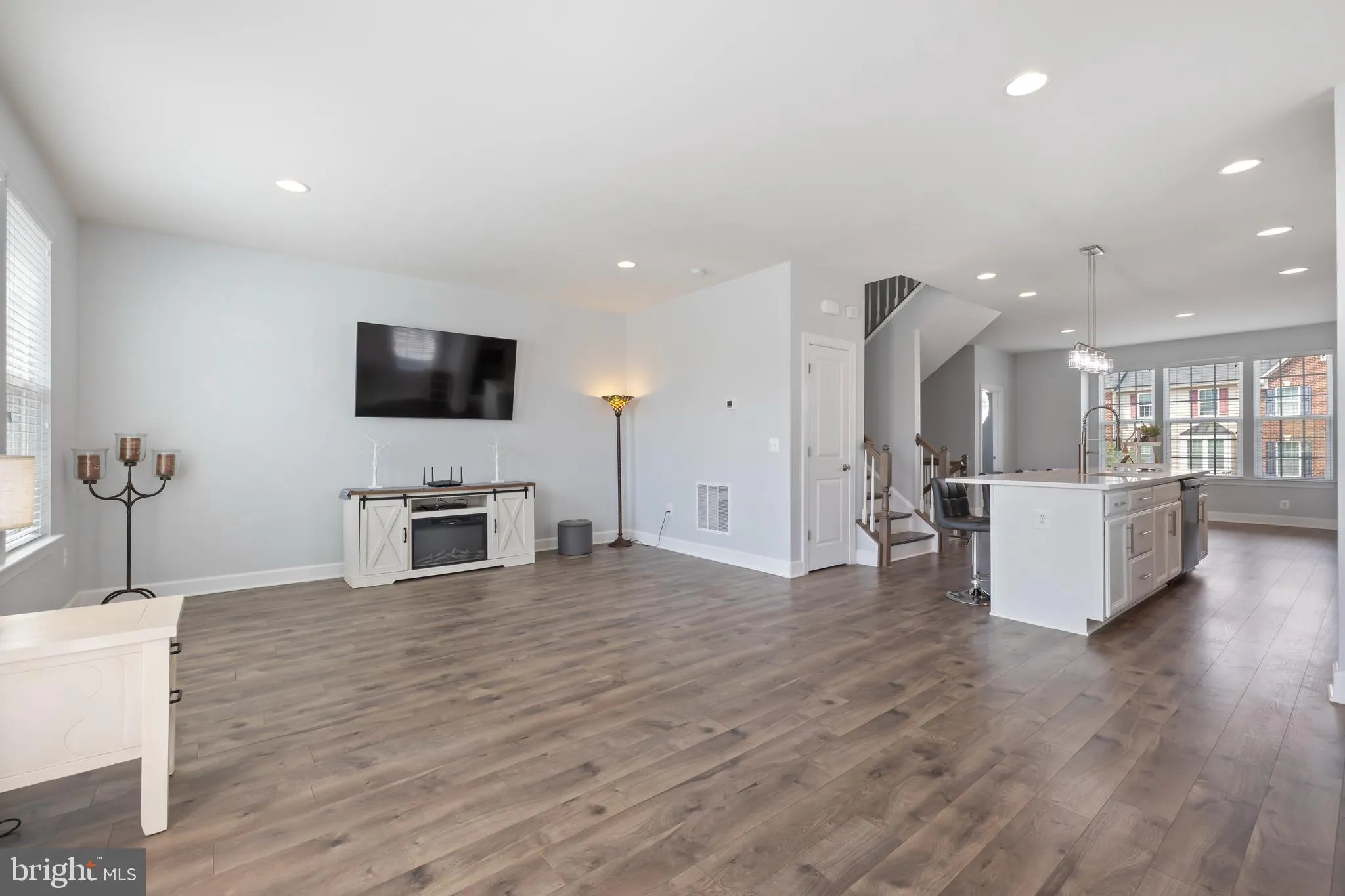 Gainesville, Virginia 20155, United States, 3 Bedrooms Bedrooms, ,4 BathroomsBathrooms,Residential,Pending,188819