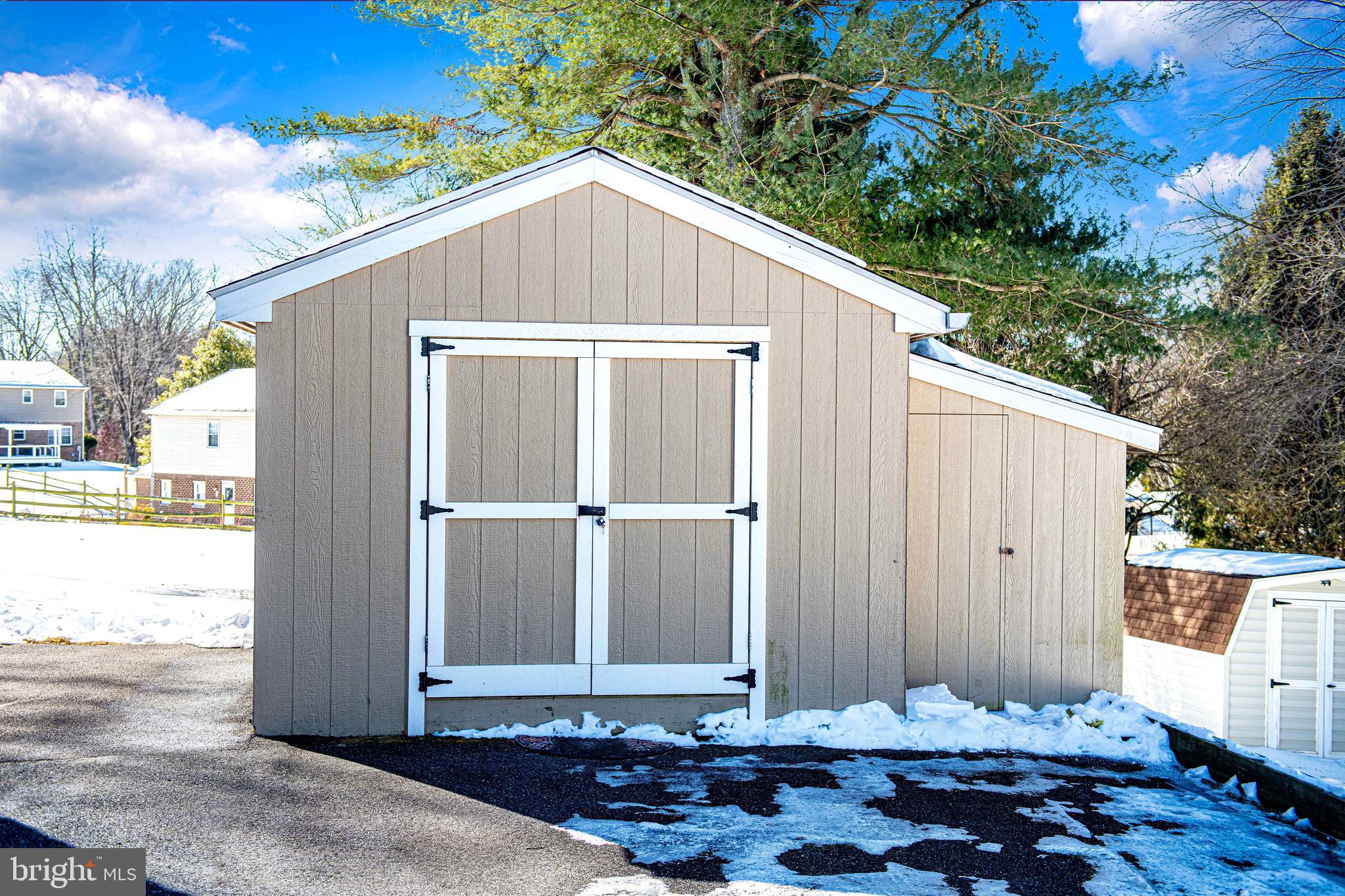 HARFORD HUNT MANOR - Residential