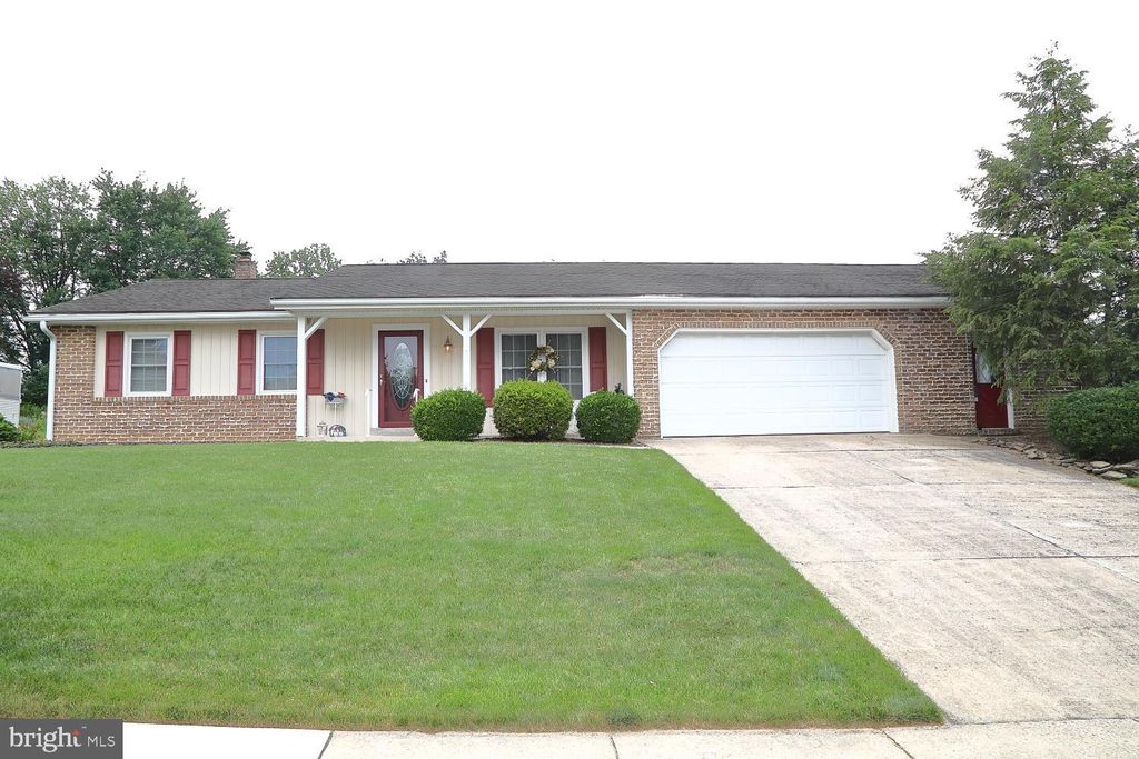 Photo of 5 KNOLLWOOD DR, AKRON, PA 17501 (MLS # PALA2037964)