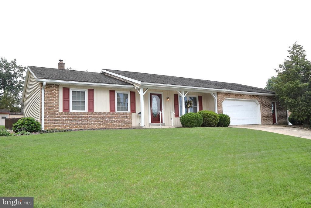 Photo of 5 KNOLLWOOD DR, AKRON, PA 17501 (MLS # PALA2037964)