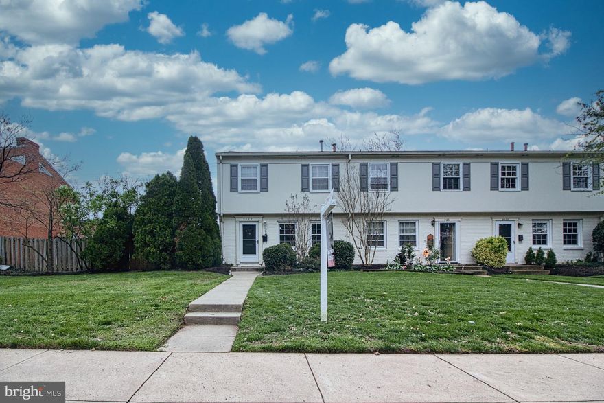 Great and spacious 2 Level end unit Condo/TH in the heart of Manassas, prime location.  Enough space for the family. The perfect blend of comfortable living, choice location, and affordable price!! New HVAC and compressor, new full-size washer/dryer upstairs, new Samsung 4 door fridge, life-proof vinyl kitchen floor, updated powder room, new garbage disposal, new blinds in living and dining room. A door leads to a fenced back yard with a fabulous patio extension. Open parking out back and parallel street parking out front. A nice front yard well maintained by the condo association. Gas and water are included in condo fees. Very close to Old Town Manassas and Mathis Ave shopping center. FHA and VA approved. You will enjoy living here!!!.