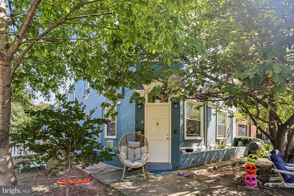 Photo of 400 15th Street SE, WASHINGTON, DC 20003 (MLS # DCDC2225312)