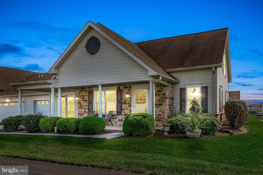 Move right in and enjoy this lovely condo in Jackson Heights. Condo fee is $255 Mo. include snow, mow, all out side maintenance, master ins. policy.