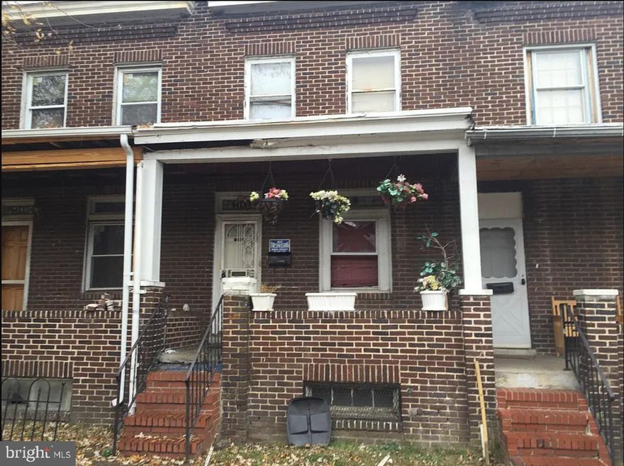 This property, while currently in need of restoration due to fire damage, offers incredible potential for the right investor. With 3 bedrooms and 1 bathroom, it’s a perfect canvas for a transformation into a beautiful home. Located close to the sought-after Clifton Park area, the value of this property is bound to rise with the right renovations. Don’t miss out on this rare opportunity to invest in a property with great upside potential!