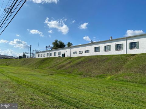 103 W 1ST AVENUE PARKESBURG PA 19365