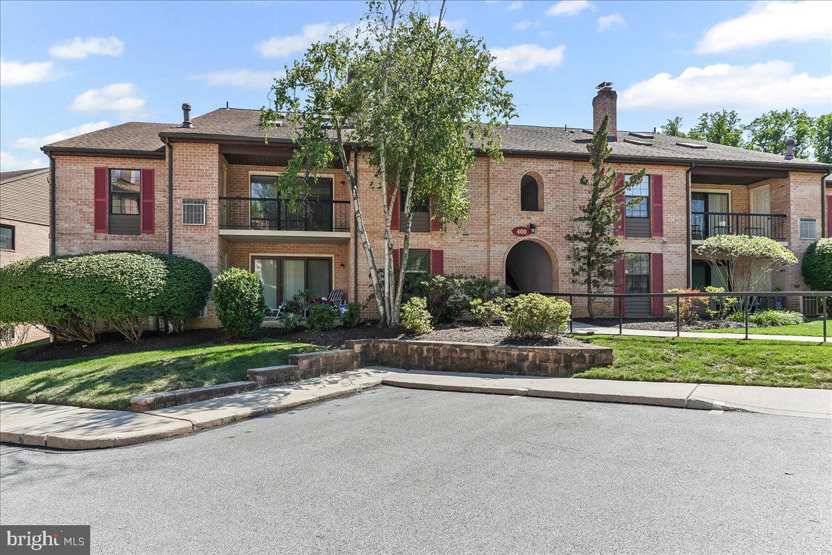 Welcome to Eagle's Ridge in Chesterbrook. Enjoy the convenience of the location and all the area has to offer. With 2 beds, 2 baths and a loft you will have plenty of space for work from home. The owner has recently upgraded the home with new flooring, fresh paint, and modern updates in both the kitchen and bathrooms, giving you a move-in ready space that feels fresh and inviting.
All applications are through rent spree. 1 month rent and 1 month security is due at lease signing. Come check out this amazing home today!