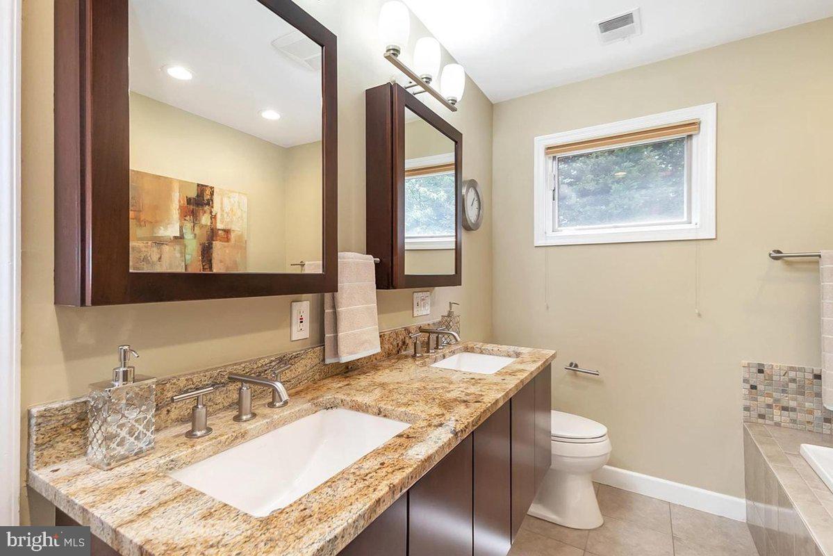 LANDMARK MEWS - Residential Lease