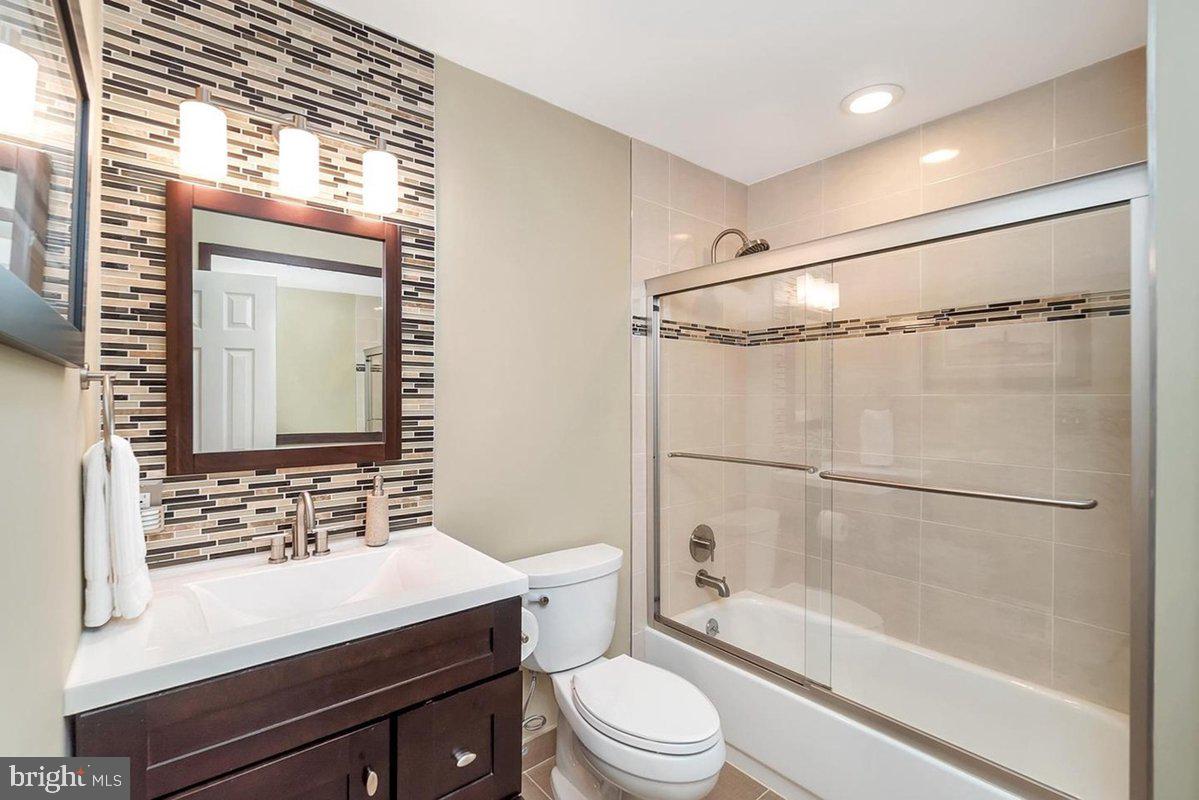 LANDMARK MEWS - Residential Lease