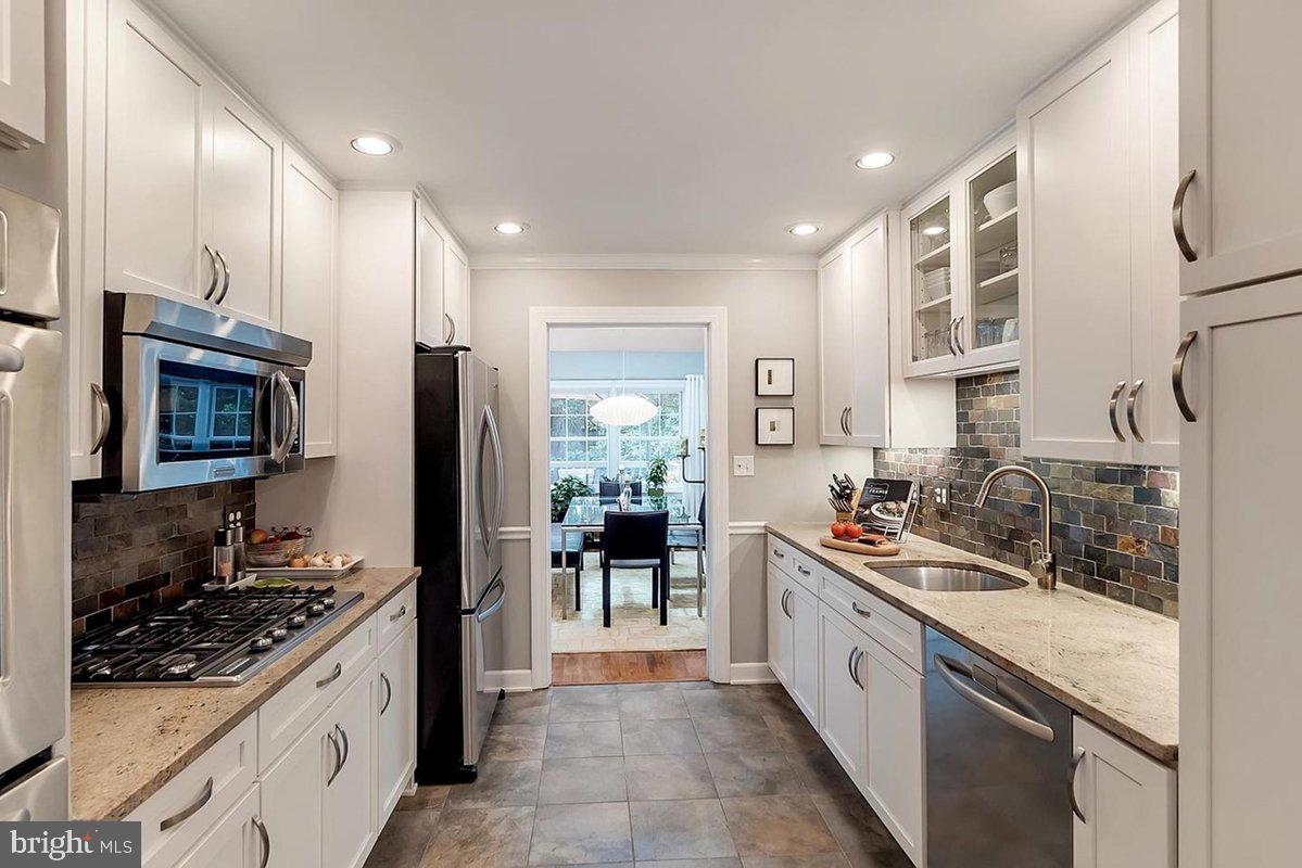 LANDMARK MEWS - Residential Lease