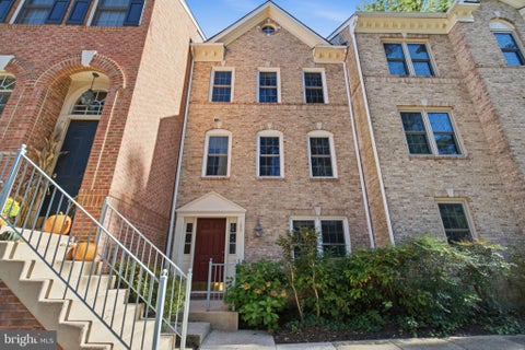 Townhouse For Sale - 105 Rees Place<br/> FALLS CHURCH, VA 22046