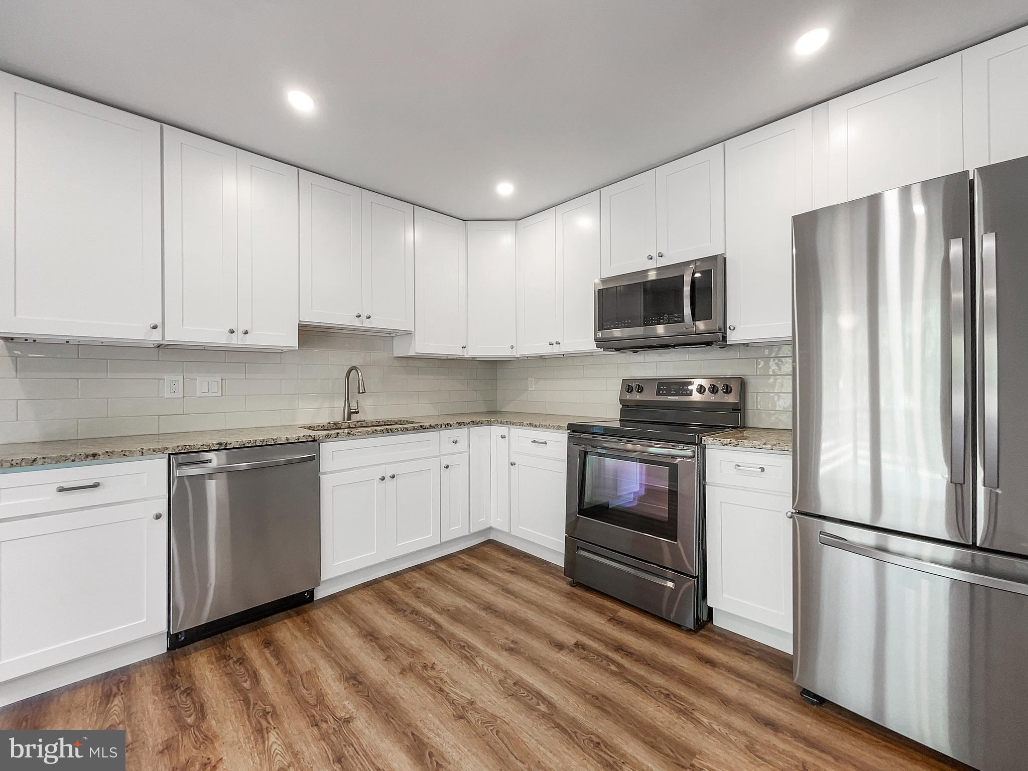 COUNTRY CLUB MANOR - Residential