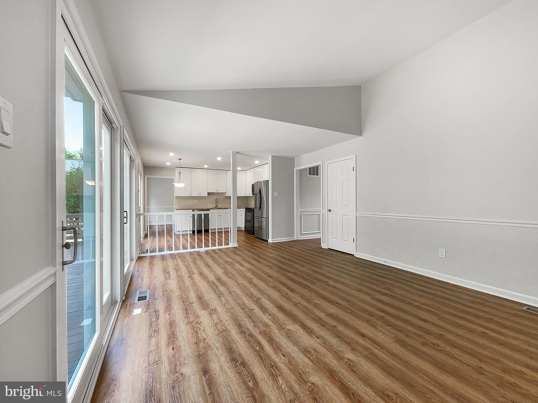 COUNTRY CLUB MANOR - Residential