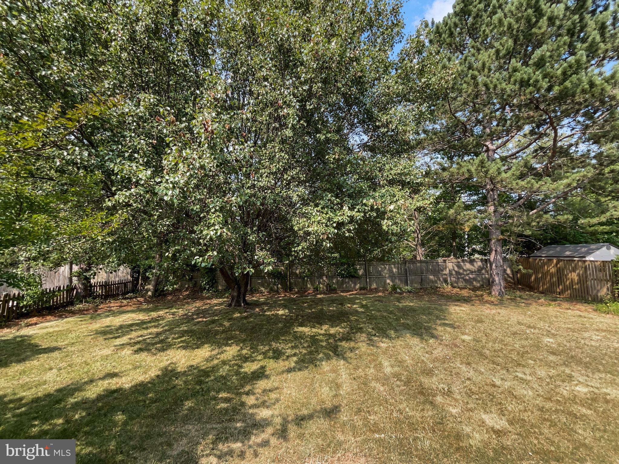 COUNTRY CLUB MANOR - Residential